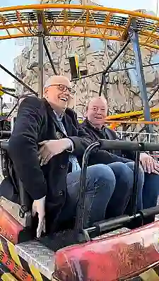 Bürgermeister Andreas Bovenschulte testet die Fahrgeschäfte auf dem Bremer Freimarkt 2022.  Bürgermeister Andreas Bovenschulte testet die Fahrgeschäfte auf dem Bremer Freimarkt 2022.