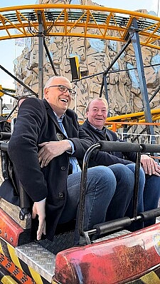 Bürgermeister Andreas Bovenschulte testet die Fahrgeschäfte auf dem Bremer Freimarkt 2022. 