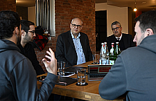 Bürgermeister Andreas Bovenschulte besucht das Unternehmen Syniotec am Wall. 