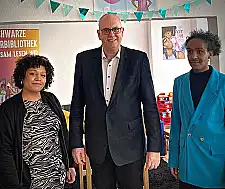 Bürgermeister Bovenschulte mit Sheeko Ismail (rechts) und Maimuna Sallah (links).  Bürgermeister Bovenschulte mit Sheeko Ismail (rechts) und Maimuna Sallah (links).