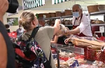 Packte mit an: Bürgermeister Andreas Bovenschulte bei der Essensausgabe.  Packte mit an: Bürgermeister Andreas Bovenschulte bei der Essensausgabe.