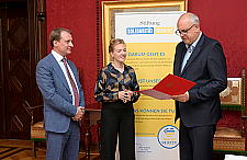 Die Stiftung Solidarität Ukraine ist anerkannt: Bürgermeister Andreas Bovenschulte (rechts) kann die Urkunde an die Stiftungs-Vorstände Alina Armerding und Jan-Oliver Buhlmann überreichen.