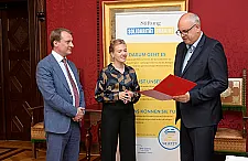 Die Stiftung Solidarität Ukraine ist anerkannt: Bürgermeister Andreas Bovenschulte (rechts) kann die Urkunde an die Stiftungs-Vorstände Alina Armerding und Jan-Oliver Buhlmann überreichen. Die Stiftung Solidarität Ukraine ist anerkannt: Bürgermeister Andreas Bovenschulte (rechts) kann die Urkunde an die Stiftungs-Vorstände Alina Armerding und Jan-Oliver Buhlmann überreichen.