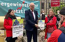 Campact-Aktivistinnen überreichen Andreas Bovenschulte eine Unterstützer:innenliste.  Campact-Aktivistinnen überreichen Andreas Bovenschulte eine Unterstützer:innenliste.