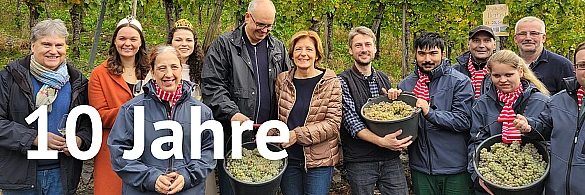 Teamwork: Gruppenfoto am Fuße des Bremer Weinbergs. Teamwork: Gruppenfoto am Fuße des Bremer Weinbergs.