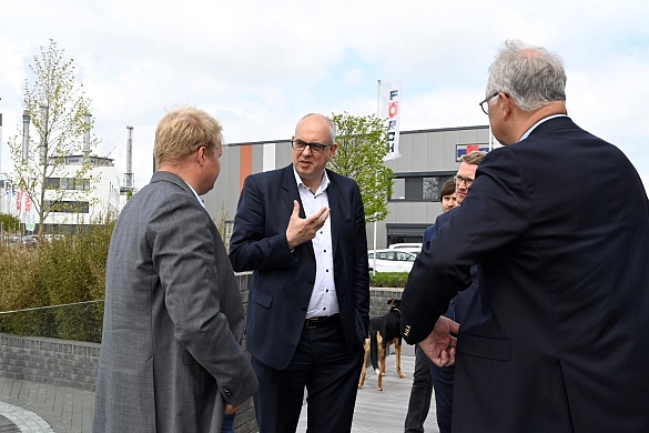Bürgermeister Andreas Bovenschulte im Gespräch mit Christoph S. Peper (links) und Lutz H. Peper (rechts).