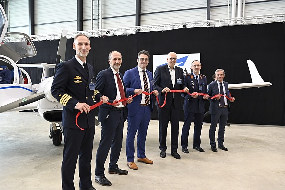 Personen (v.l.n.r.): Thorsten Bobzin, Kapitän zur See; Martin Seger, General Manager Defense & Security CAE; Niels Kröning, Vice President CAE; Bürgermeister Andreas Bovenschulte; Frank Best, Brigadegeneral; Thibaut Trancart, Managing Director, CAE.