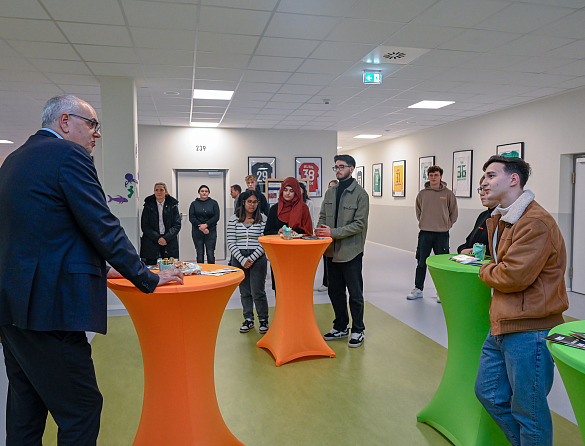 Bürgermeister Bovenschulte im Gespräch mit Schülerinnen und Schülern des Gymnasiums Links der Weser. 