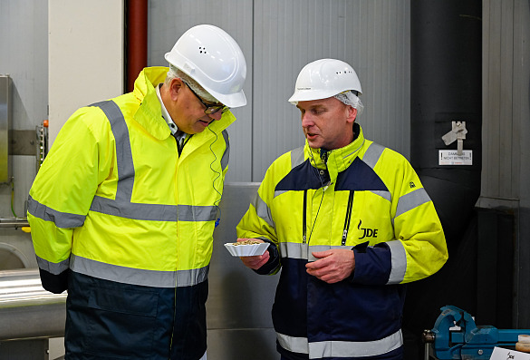 Rundgang durch das Kaffeewerk von JDE: Bürgermeister Andreas Bovenschulte zusammen mit Produktionsleiter Thomas Lübsen.
