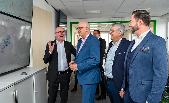 Im Kontrollzentrum von b.r.m: Personen (v.l.): Harald Rossol, Geschäftsführer b.r.m; Bürgermeister Andreas Bovenschulte; Andreas Heyer, Geschäftsführer WFB Wirtschaftsförderung Bremen; Markus Rossol, Geschäftsführer b.r.m.