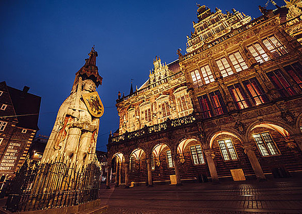 Blick auf das UNESCO-Welterbe Bremer Rathaus und Roland. © Jonas Ginter