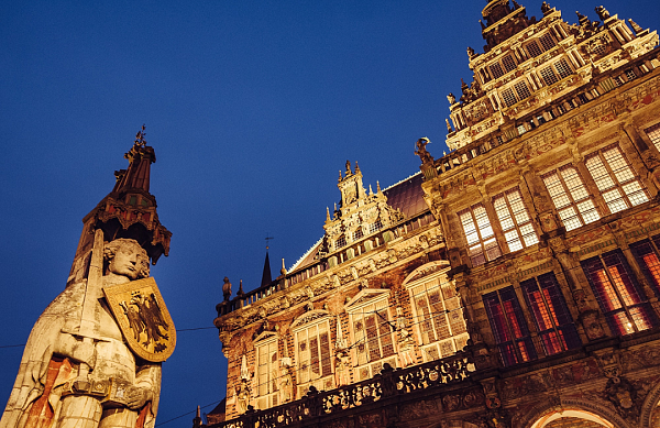 Blick vom Marktplatz auf dem Bremer Roland und das Bremer Rathaus