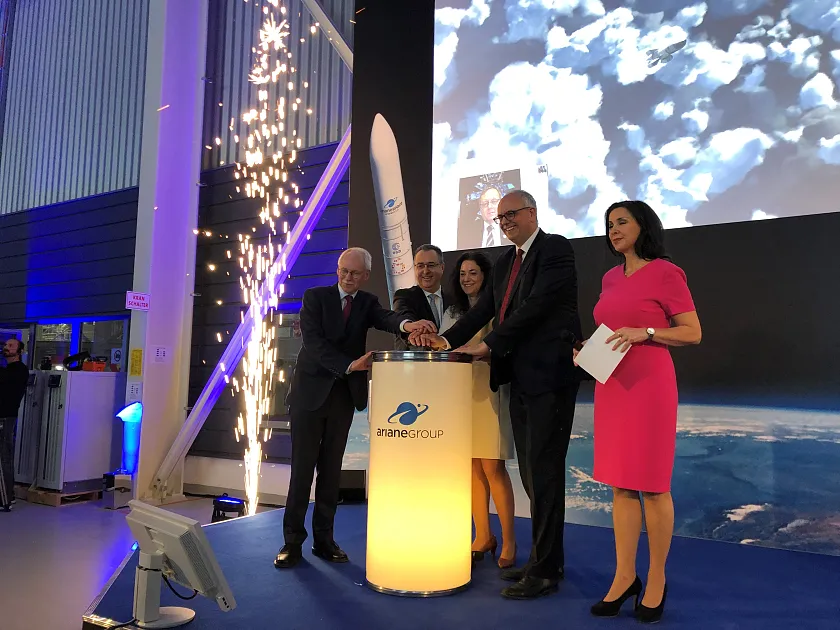 Sie drückten gemeinsam den roten Knopf zum offiziellen Start des Ariane-6-Zentrums in Bremen: Bürgermeister Andreas Bovenschulte, Staatssekretärin Sarah Ryglewski, ArianeGroup-Geschäftsführer Pierre Godart und DLR-Direktor Gerd Kraft (v.re.; im Vordergrund Moderatorin Rommy Arndt).
