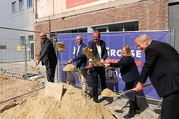 Offizieller erster Spatenstich für die WeserHöfe: Bürgermeister Andreas Bovenschulte, die Justus Grosse Gesellschafter Joachim Linnemann und Clemens Paul, Bürgermeisterin Maike Schaefer und Peter Stubbe, Vorstandsvorsitzender GEWOBA.