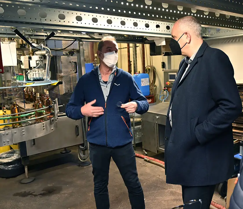 VivoLoVin-Geschäftsführer Kai Schamar (links) erläutert Bürgermeister Dr. Andreas Bovenschulte die Abfüllanlage.