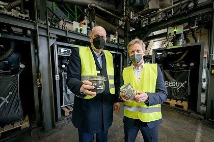 Bürgermeister Dr. Andreas Bovenschulte (links) und Redux-Geschäftsführer Martin Reichstein/REDUX in der Hightech-Recyclinganlage für Lithium-Ionen-Batterien.
