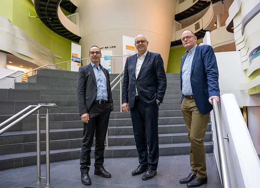 Bürgermeister Dr. Andreas Bovenschulte (Mitte) im Klimahaus 8° Ost in Bremerhaven mit Geschäftsführer Arne Dunker (links) und dem Geschäftsführer der Bremerhavener Entwicklungsgesellschaft Alter/Neuer Hafen, Nils Schnorrenberger.