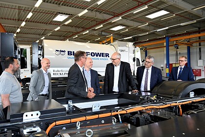 Patrick Hermanspann, CEO FAUN Gruppe (4. v. li.), und Thorsten Baumeister, COO FAUN Gruppe (3. v. li.), zeigen Bürgermeister Dr. Andreas Bovenschulte (3. v. re.) die Produktion der Lastkraftwagen mit Wasserstoffantrieb.