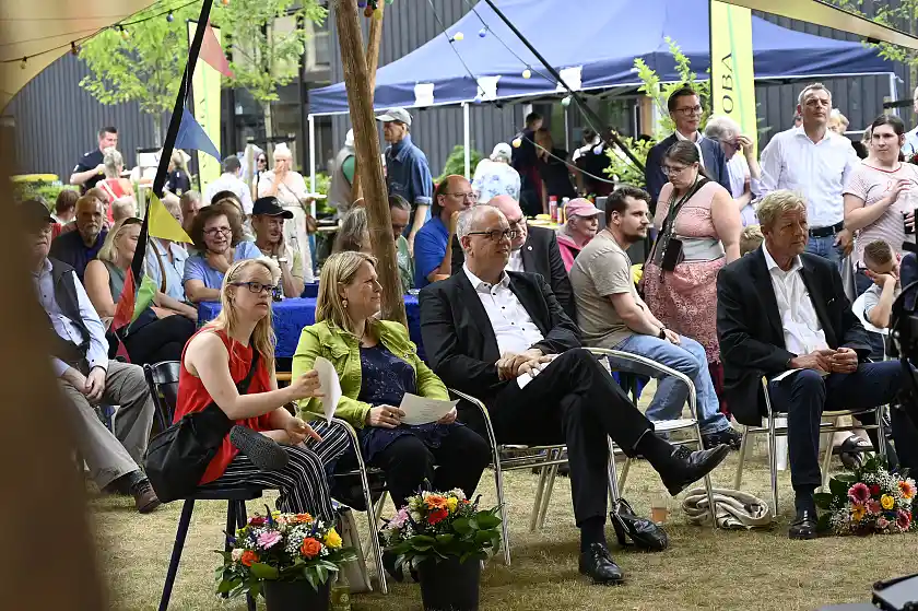 Bei der Einweihungsfeier vom BlauHaus: (v.l.n.r.) Neele Buchholz, Senatorin Maike Schaefer, Bürgermeister Andreas Bovenschulte und Peter Stubbe, Vorstandsvorsitzender der GEWOBA.