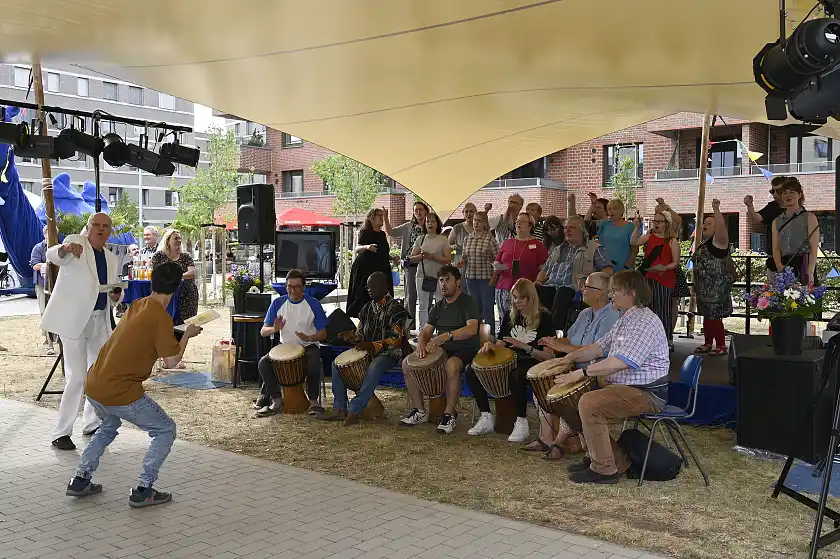 Große Freude beim Chor der Bewohnerinnen und Bewohnern des BlauHaus: Endlich konnte Einweihung gefeiert werden.