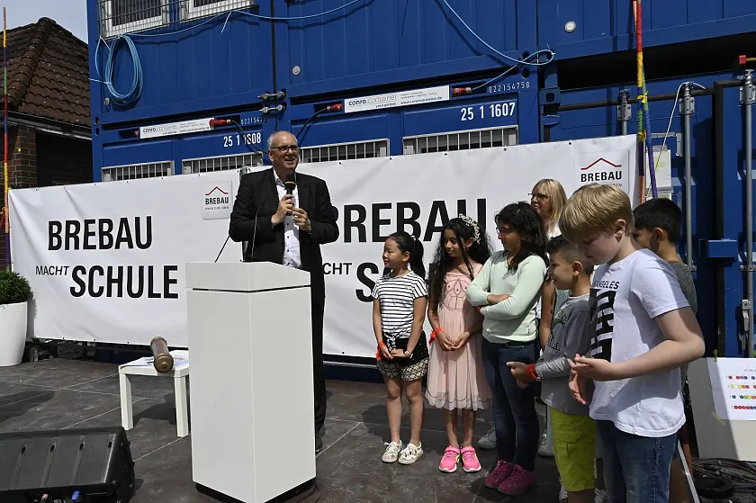 Bürgermeister Andreas Bovenschulte zusammen mit Schülerinnen und Schüler der Grundschule Kirchhuchting