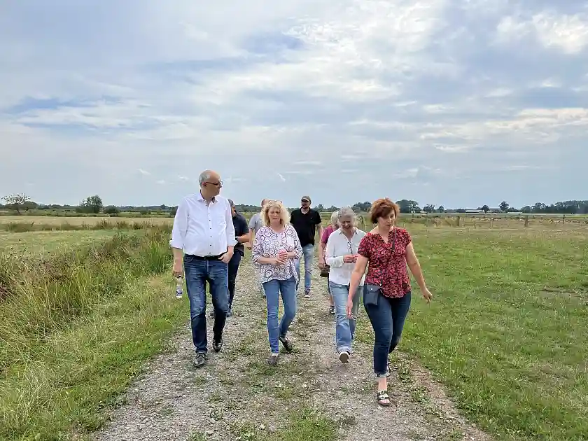 Bürgermeister Bovenschulte lässt sich das Naturschutzgebiet Stromer Stau zeigen.