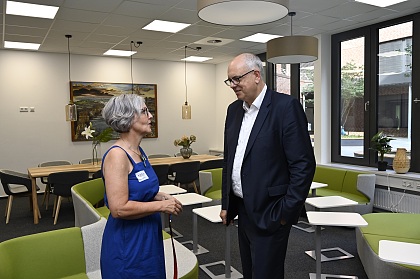 Schulleiterin Katja Ollmann zeigt Bürgermeister Andreas Bovenschulte das moderne Lehrerzimmer.