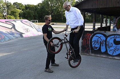 Bürgermeister Bovenschulte probierte sich auf dem BMX aus mit der Unterstützung von Funpark-Leiter Sven Witte.
