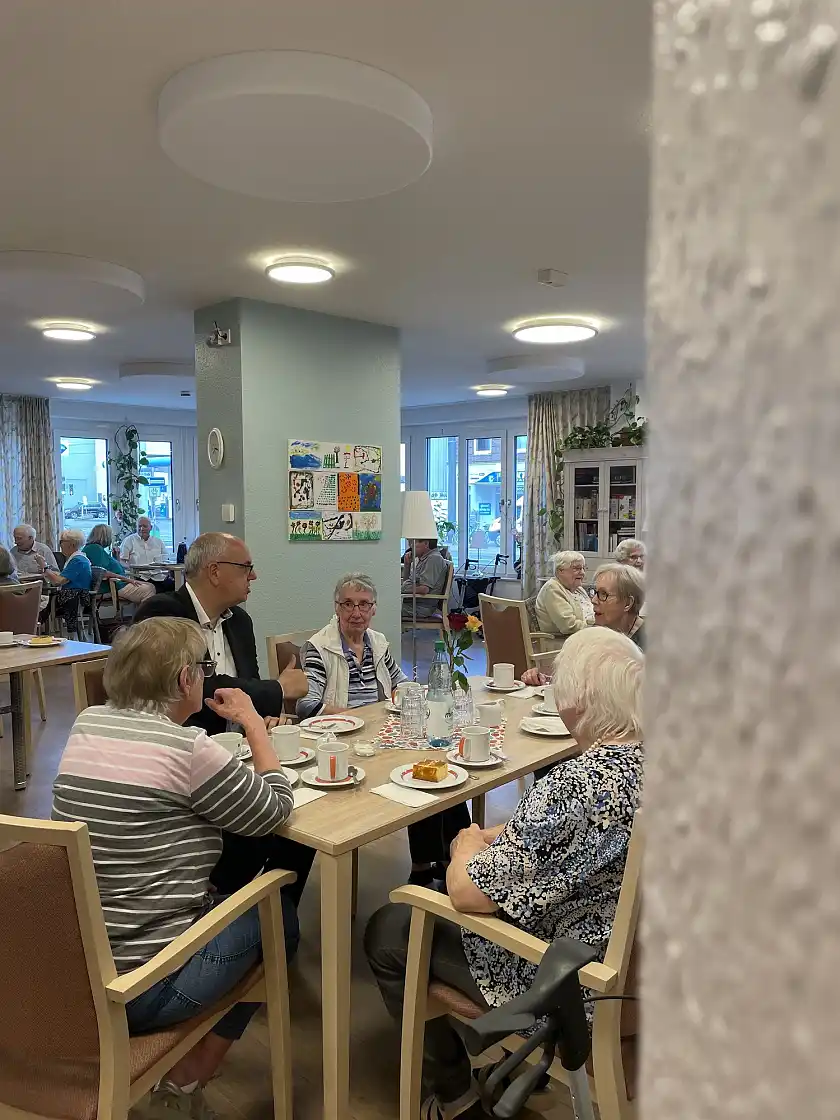 Im Stiftungsdorf Gröpelingen der Bremer Heimstiftung kam Bürgermeister Bovenschulte mit mehreren Bewohnerinnen und Bewohnern ins Gespräch.