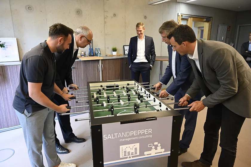 Durfte beim Betriebsbesuch nicht fehlen: Eine Partie Tischkicker.