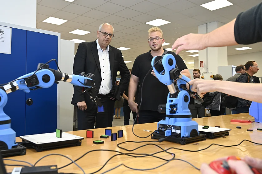 Statt Schraubenschlüssel jetzt auch Robotik: Bremens Bürgermeister Bovenschulte bei der Eröffnung der neuen Ausbildungswerkstatt der Deutschen Bahn (DB) im Bremer HAG-Quartier.