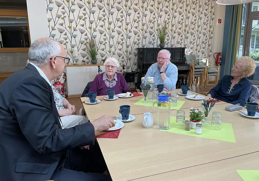 Klönschnack mit Bürgermeister Bovenschulte im Stiftungsdorf Osterholz.