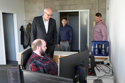 Bei dem Softwaredienstleister CI-Gate erläuterten Firmengründet Mark Sancken (rechts) und sein Bruder Kim Sancken (Mitte) Bovenschulte ihr Geschäft.