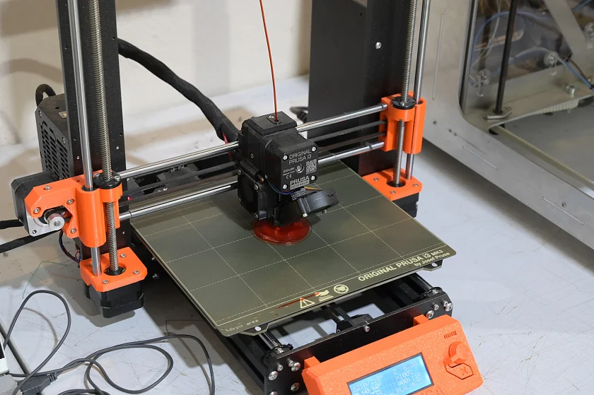 Ob 3D-Drucker, Lasercutter oder Vinyl-Plotter – in der offenen Werkstatt des FabLab Bremen e.V. finden die Besucherinnen und Besucher Fertigungstechnologien, die sie zuhause nicht besitzen.