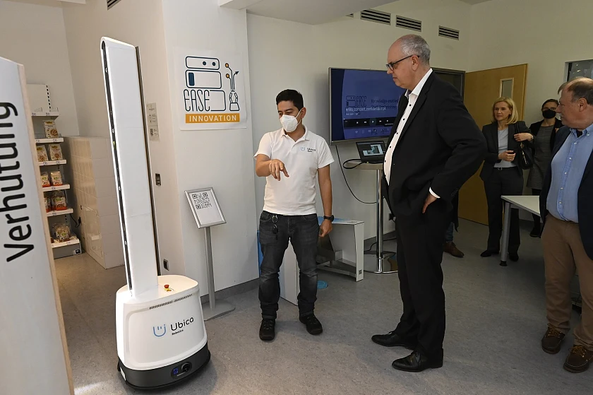 Ein Scanroboter erfasst, erkennt und identifiziert den Warenbestand in dem nachgebauten Drogeriemarkt an der Universität Bremen. Personen (v.l.n.r.): Alexis Maldonado, Leiter Hardware-Entwicklung bei dem Startup Ubica, und Bürgermeister Andreas Bovenschulte.