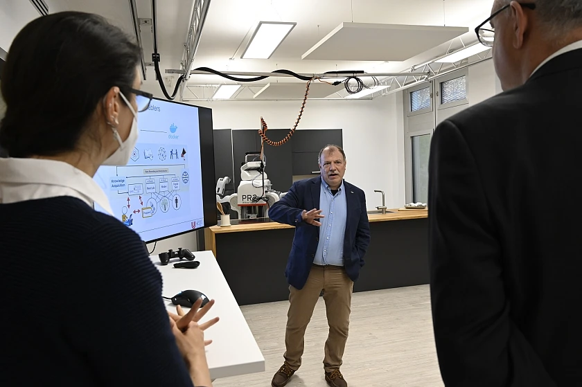 Professor Michael Beetz, einer der weltweit führenden Wissenschaftler im Gebiet der Künstlichen Intelligenz, berichtet im Forschungslabor über die aktuellen Forschungsprojekte.
