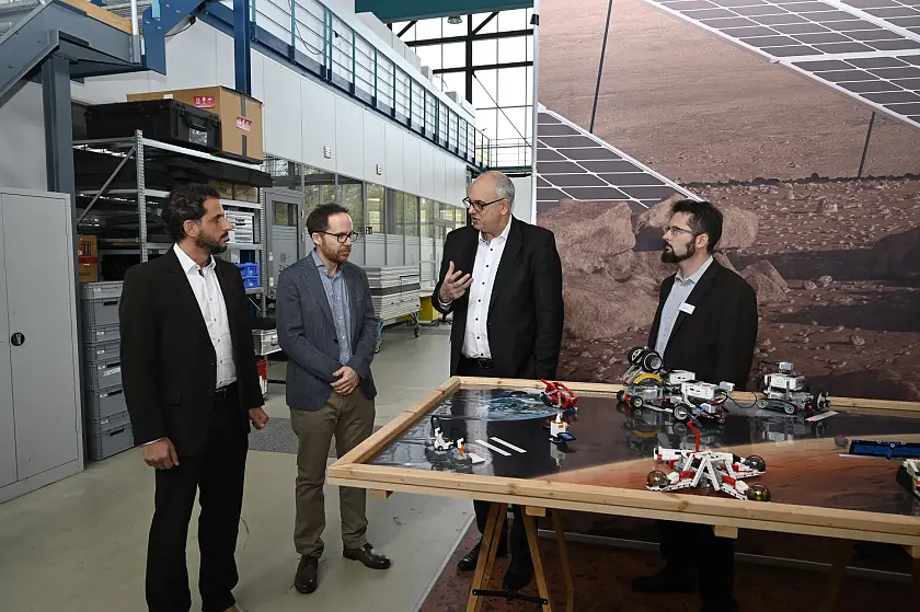 Auch Nachwuchsarbeit wird am ZARM großgeschrieben. Im Rahmen von Schulpraktika bauen und programmieren Jugendliche sogenannte Mars-Rover aus Lego. Bürgermeister Dr. Andreas Bovenschulte lässt sich das Projekt von den Verantwortlichen erläutern (v.l.): Prof. Dr.Ing. Kurosch Rezwan, Sprecher MAPEX; Prof. Dr. Marc Avila, Direktor ZARM und Sprecher Humans on Mars; Bovenschulte; Dr. Benny Rievers, Nachwuchsarbeit ZARM.