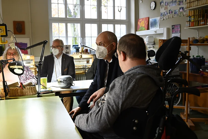 Im Austausch mit Nutzerinnen und Nutzern der Eingliederungshilfe in der Tagesförderstätte der Stiftung Friedehorst.