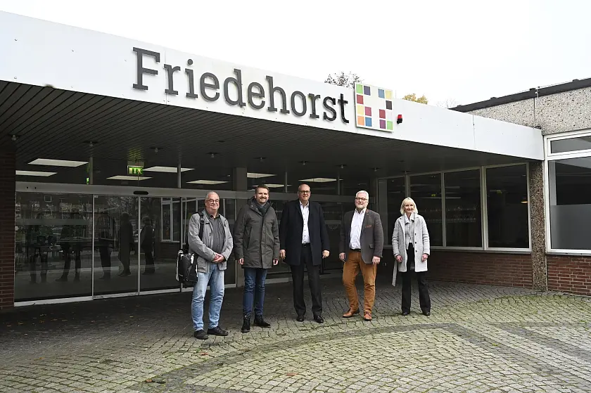 Architekt Christoph Theiling, Ortsamtsleiter Florian Boehlke, Bürgermeister Andreas Bovenschulte, Vorsteher der Stiftung Friedehorst Manfred Meyer und Vorständin der Stiftung Bettina Wegner (v.l.n.r.).
