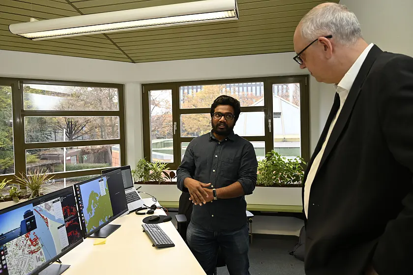 Mit dem Radar Schiffe automatisch verfolgen: Entwicklungsingenieur Mohandass Muthuraja erklärt Bürgermeister Dr. Bovenschulte, wie das funktionieren soll.