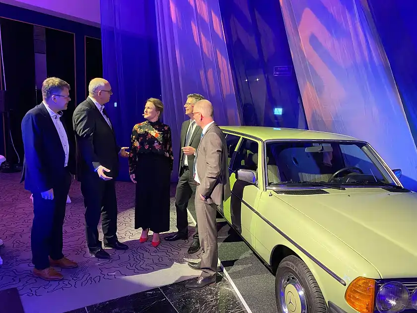 Jubiläumsfeier im Bremer Mercedes-Werk neben dem ersten Fahrzeug mit Stern auf der Haube, das hier 1978 die Hallen verließ (von links): Markus Völkel (Jubilar mit 25 Jahren Betriebszugehörigkeit), Bürgermeister Andreas Bovenschulte, Moderatorin Rieke Bargmann, Michael Frieß (Leiter Produktion und Standort) und Michael Peters (Vorsitzender des Betriebsrats Standort Bremen).