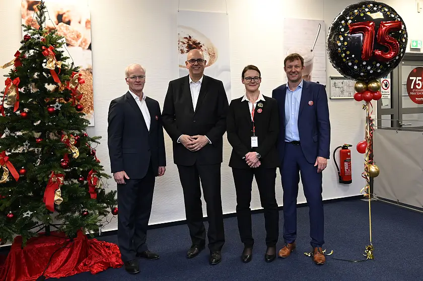 Rainer Bröring (Geschäftsführer Thermo Fisher Scientific (Bremen) GmbH), Bürgmerister Dr. Andreas Bovenschulte, Claudia Dierig (Geschäftsführerin Deutschland, Thermo Fisher Scientific) und Thomas Möhring (Geschäftsführer Thermo Fisher Scientific (Bremen) GmbH) feiern 75 Jahre Thermo Fisher in Bremen.
