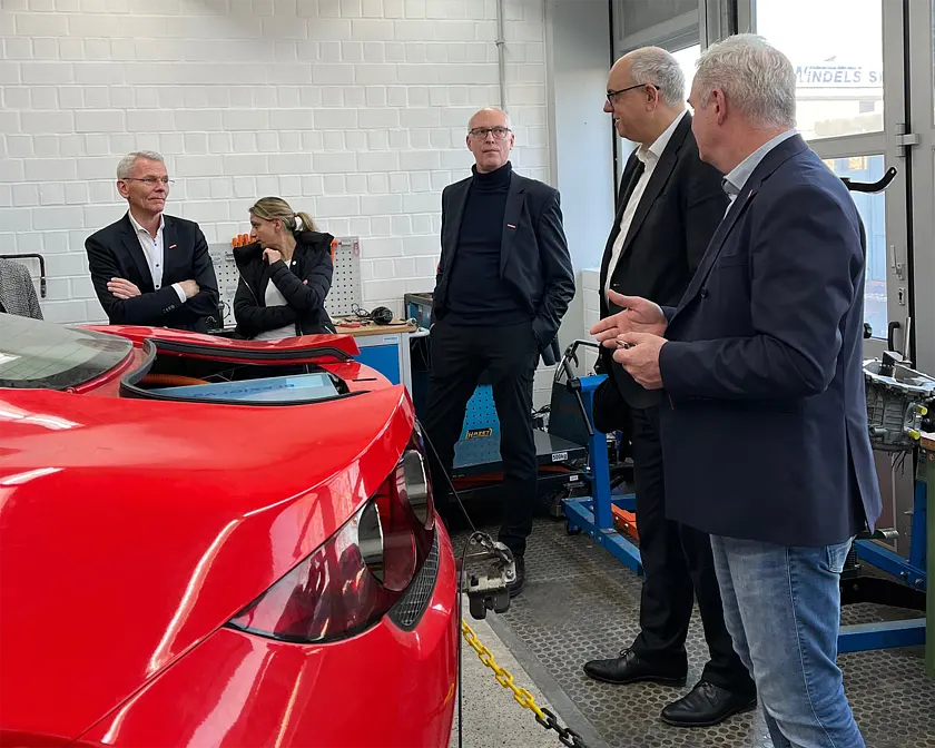 In der Kraftfahrzeugtechnik-Werkstatt: Jens Rigterink, Geschäftsführer der Handwerk gGmbH), Bürgermeister Andreas Bovenschulte, der Präses der Handwerkskammer Bremen, Thomas Kurzke, und Hauptgeschäftsführer Andreas Meyer (von re. nach li.).