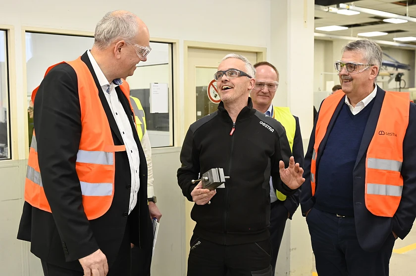 Bürgermeister Andreas Bovenschulte informiert sich in der Ausbildungswerkstatt der Gestra AG über verschiedene Projekte. Personen (v.l.n.r.): Bürgermeister Andreas Bovenschulte, Marc Strate, stellvertretender technischer Ausbildungsleiter, Friedhelm Lefting, Vorstandsvorsitzender Gestra AG, Andreas Heyer, Vorsitzender der Geschäftsführung WFB Wirtschaftsförderung.
