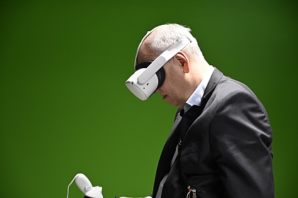 Bürgermeister Dr. Andras Bovenschulte mit einer Brille für das Anzeigen vor Virtual-Reality-Animationen.