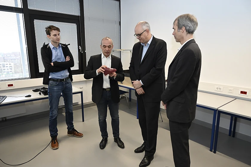 Operationshilfe mit Künstlicher Intelligenz: Der geschäftsführende Direktor des TZI, Prof. Rainer Malaka (2.v.l.) hält hier ein auf Basis einer Computer-Tomografie im 3D-Druck entstandenes Modell eines realen Organs in der Hand, an dem ein ganz konkreter Eingriff geplant werden kann. Mit dabei (von links): Thomas Münder (wissenschaftlicher Mitarbeiter des TZI), Malaka, Bürgermeister Bovenschulte, Gabriel Zachmann, Professor für Computergrafik.