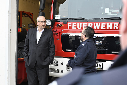 Der Wehrführer der Freiwilligen Feuerwehr Huchting, Marco Gabrielli, im Gespräch mit Bürgermeister Andreas Bovenschulte (li.).