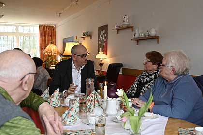 Bürgermeister Andreas Bovenschulte im Gesprächs mit Gästen des Nachbarschaftstreffs 