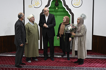 Bürgermeister Andreas Bovenschulte (Mitte) besuchte bei seinem Quartiersbesuch die Ayasofya-Moschee in Huchting.