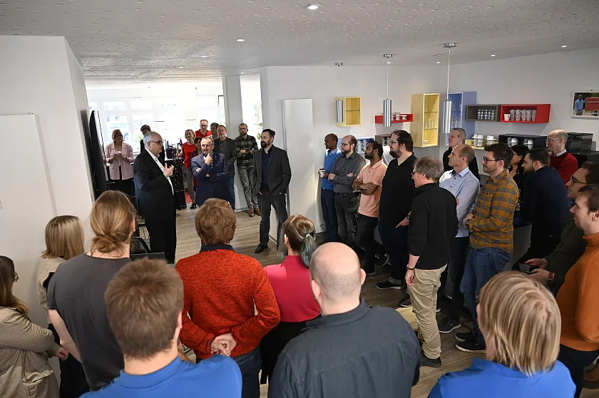 Bürgermeister Andreas Bovenschulte im Gespräch mit dem Team von Contact Software.